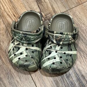 CROCS Kids Green Camo Water Shoes